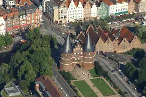 Luftaufnahme Lübeck - Holstentor